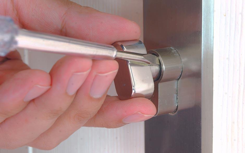 porte claquée serrurier Villetaneuse